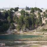 Ci� che si vede dall�alto � una vasta superficie pianeggiante che introduce a una mezzaluna rocciosa ai cui piedi si trova il nostro lago